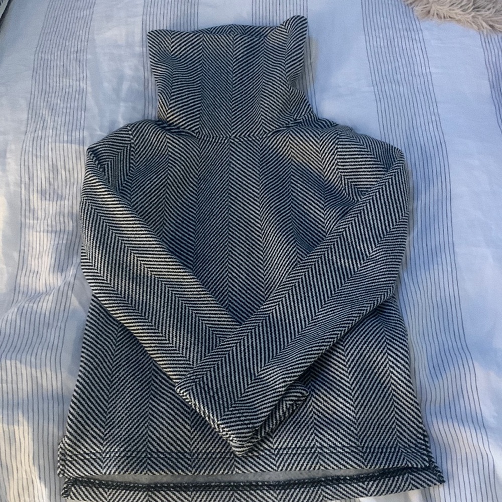 Brand new with tags! Jcrew pullover, size xs. Super cozy! Color is b&w